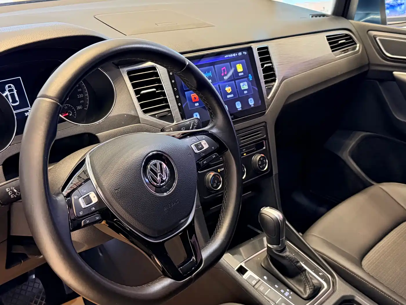 Volkswagen Golf Sportsvan 2018 230TSI Automatic Progressive фото 4