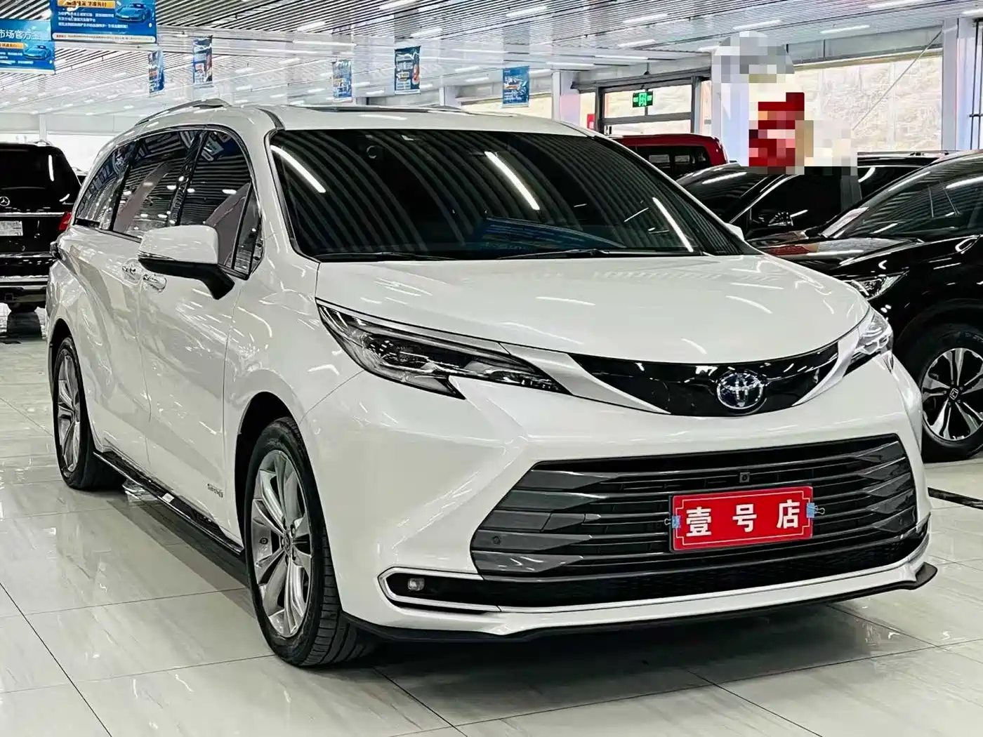 Toyota Sienna 2023 2.5L Hybrid Ultimate Edition фото 3