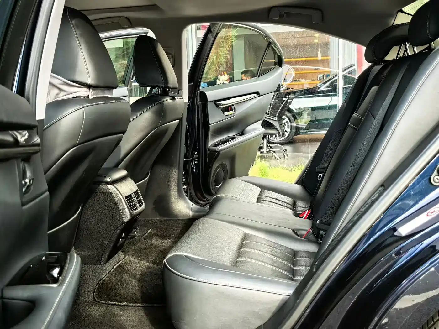 Фото 6 - Lexus ES
