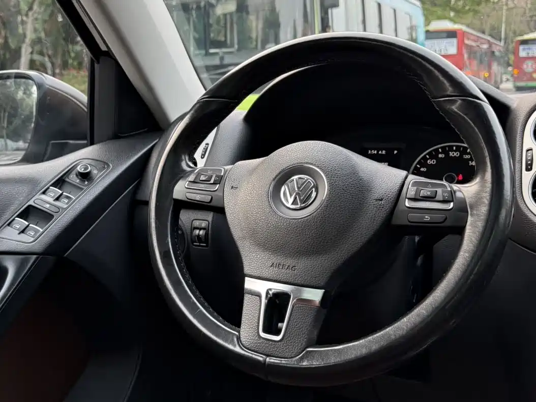 Volkswagen Tiguan 2015 1.8TSI Automatic 2WD Highline фото 6