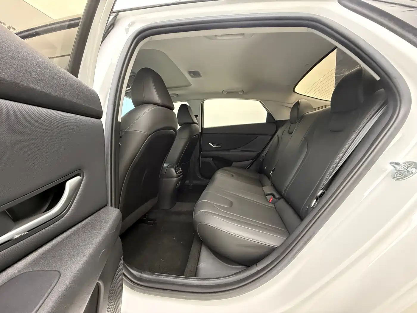Hyundai Elantra 2022 1.5L CVT LUX Premium Edition фото 12