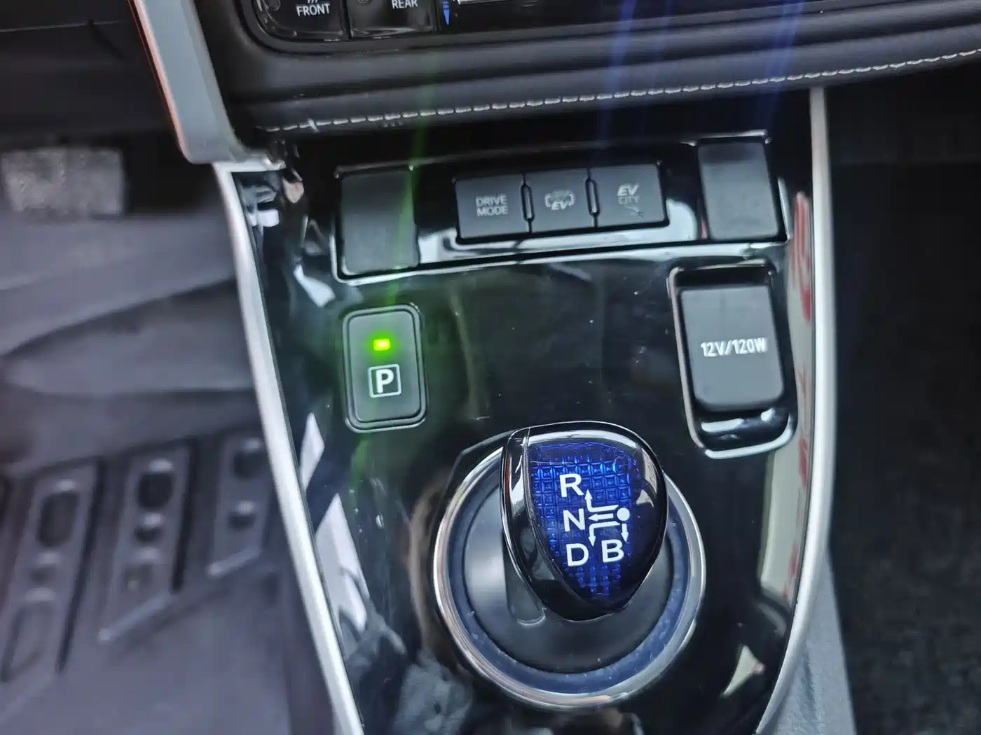 Toyota Corolla Twin Engine E+ 2019 1.8L E-CVT Luxury Edition фото 15