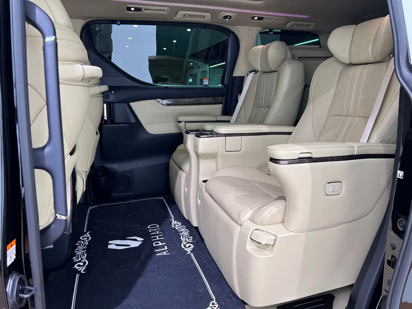 Toyota Alphard 2021 Hybrid 2.5L Ultimate фото 11