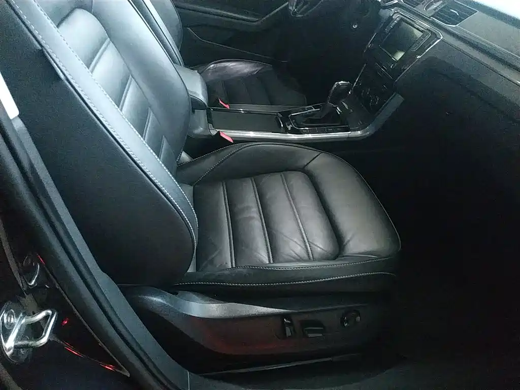 Volkswagen Passat 2016 330TSI DSG Honor Edition фото 25