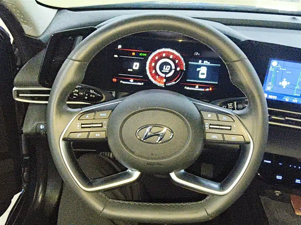 Hyundai Elantra 2021 1.5L CVT LUX Premium Edition фото 11