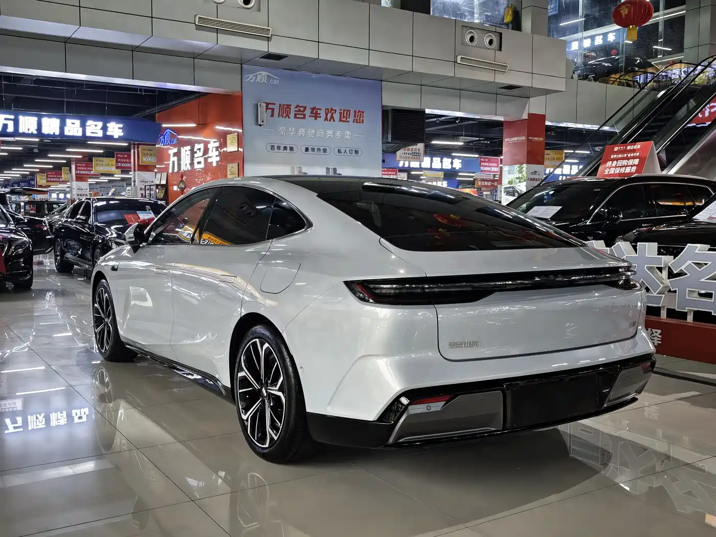 Geely Galaxy Galaxy E8 2025 700km Long Voyage Smart Drive Edition фото 17