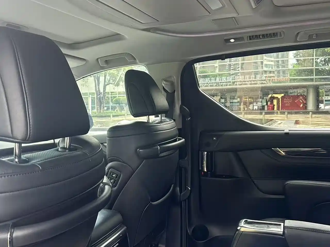 Toyota Vellfire 2019 Hybrid 2.5L HV Luxury Edition фото 3