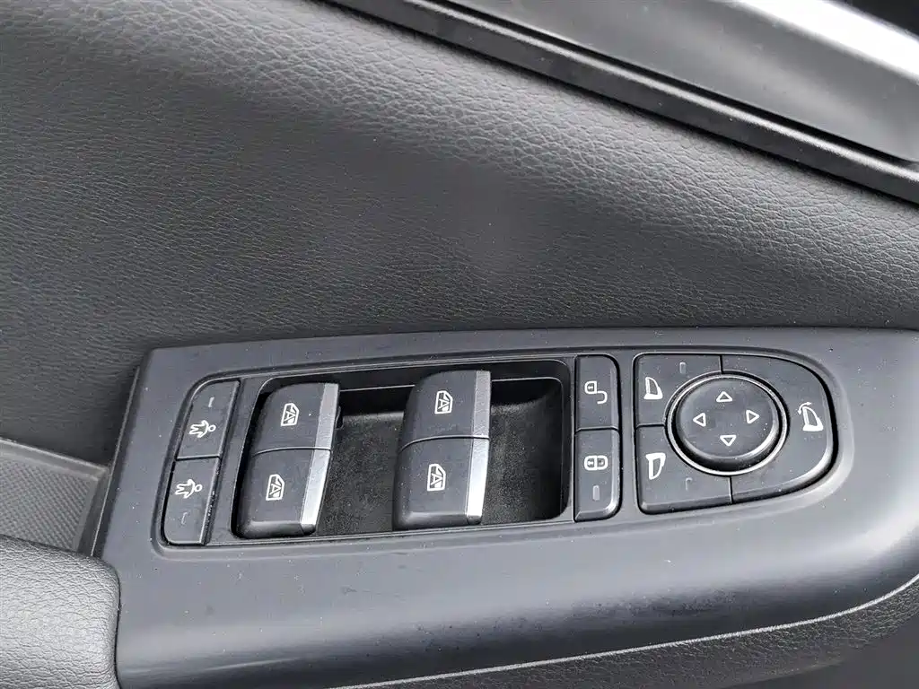 BYD Tang 2018 2.0T Automatic Smart Connection Honor Edition 7-Seater China V фото 9