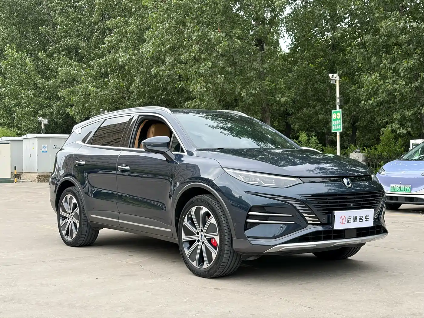 Denza N8 2023 4WD Super Hybrid Flagship 6-seater фото 3