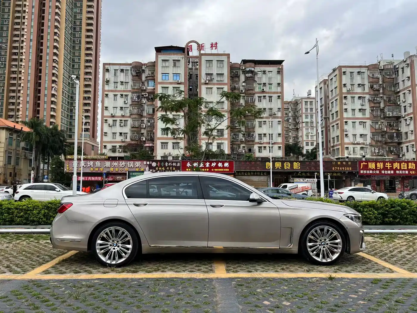 BMW 7 Series 2013 Model 740Li Luxury фото 18