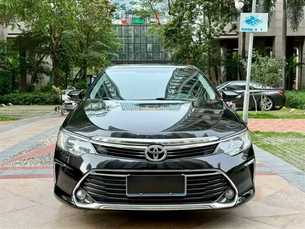 Toyota Camry 2016 2.5G 10th Anniversary Luxury Navigation Edition фото 2