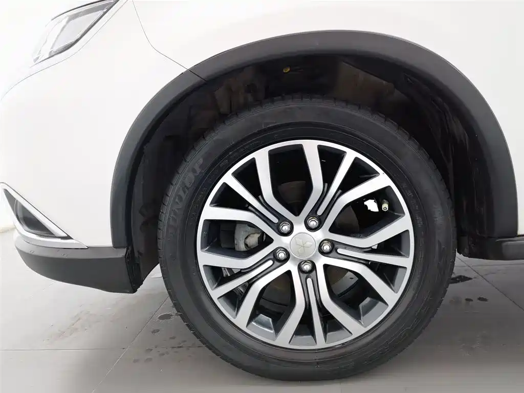 Mitsubishi Outlander 2018 2.4L 4WD Luxury Edition 7-seater фото 17