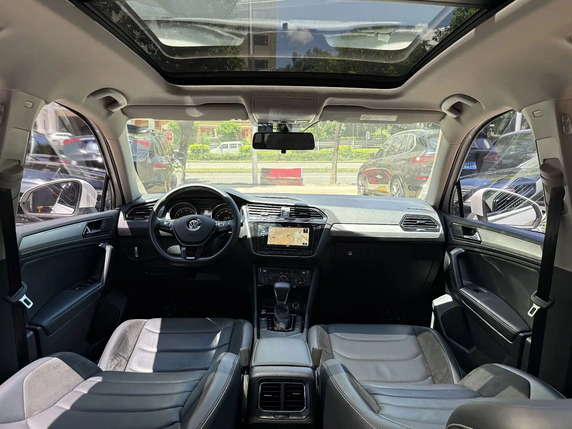 صورة 10 - Volkswagen Tiguan L