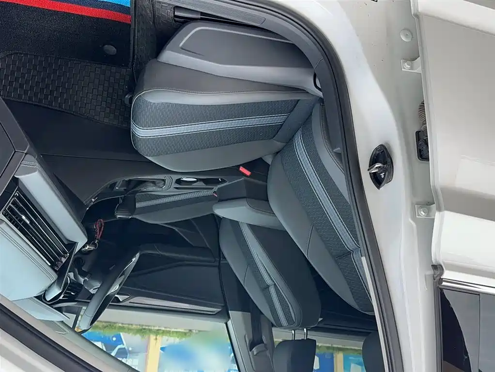 Volkswagen Sagitar 2025 300TSI DSG Flying Leap Edition фото 21