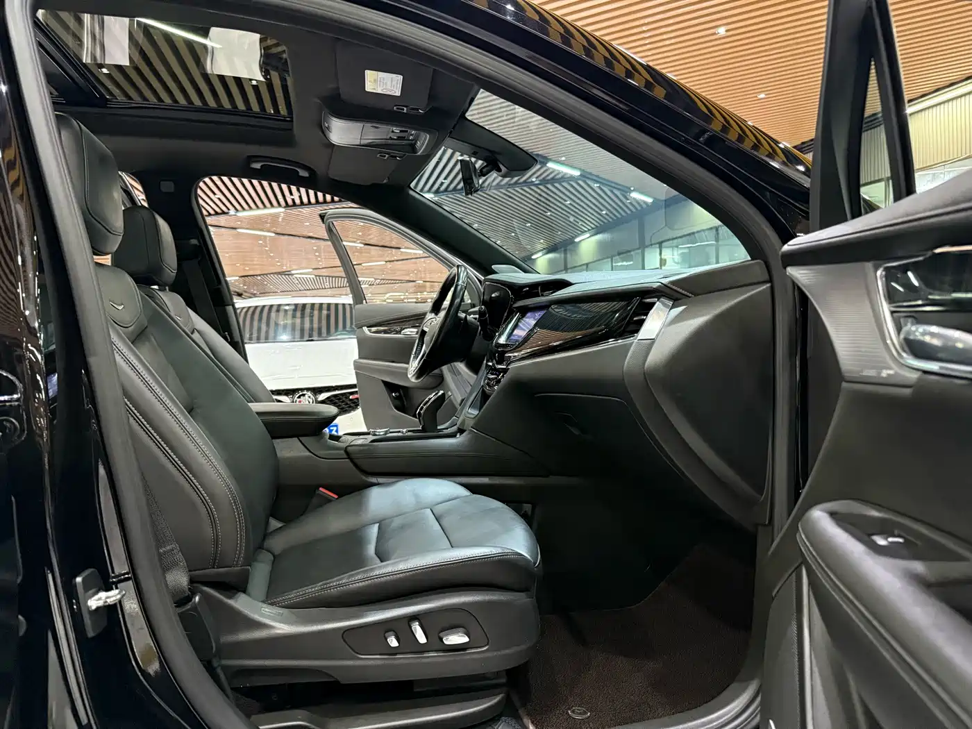 Фото 14 - Cadillac XT6