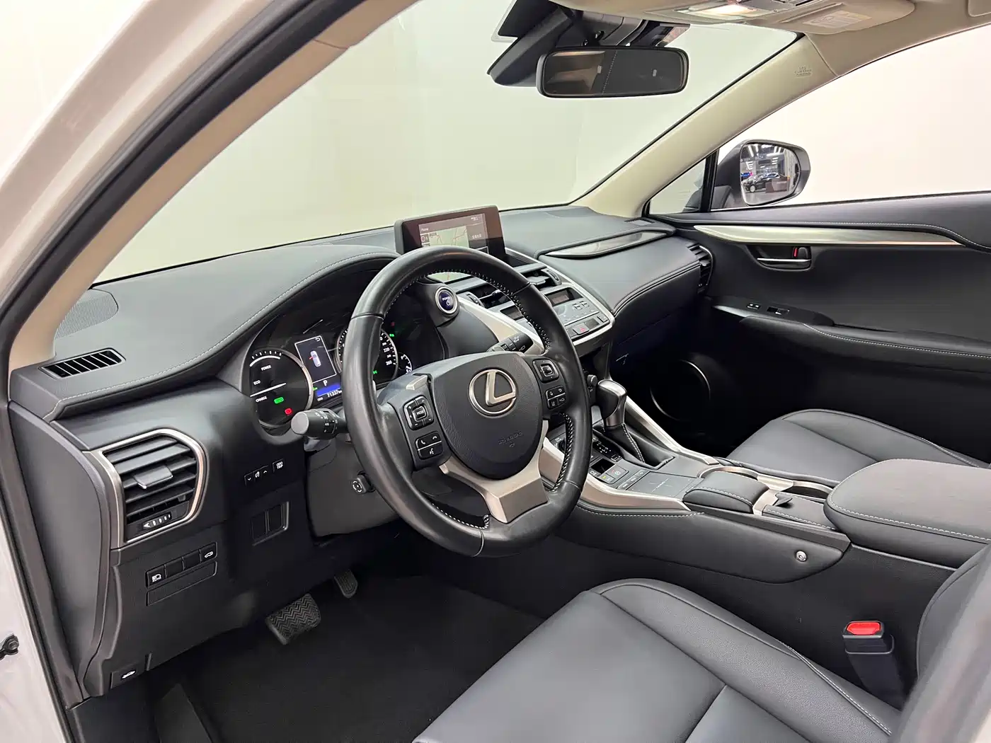 Lexus NX 2020 300h FWD F Sport China VI фото 15