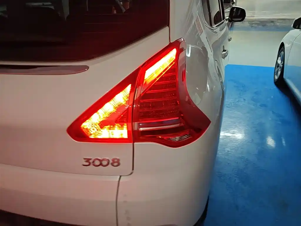 Peugeot 3008 2015 2.0L Automatic Classic Edition фото 8