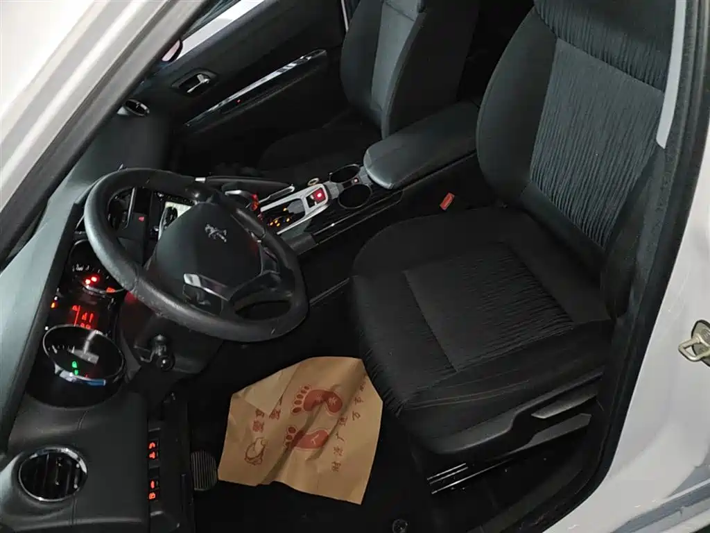 Peugeot 3008 2015 2.0L Automatic Classic Edition фото 15