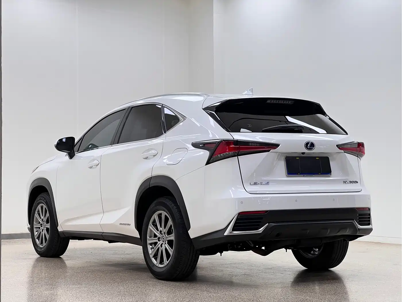 Lexus NX 2020 300h FWD F Sport China VI фото 7