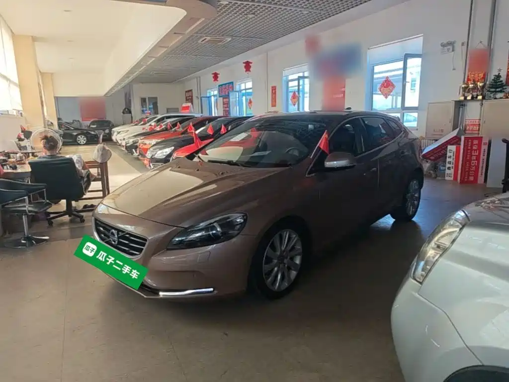 Фото 2 - Volvo V40