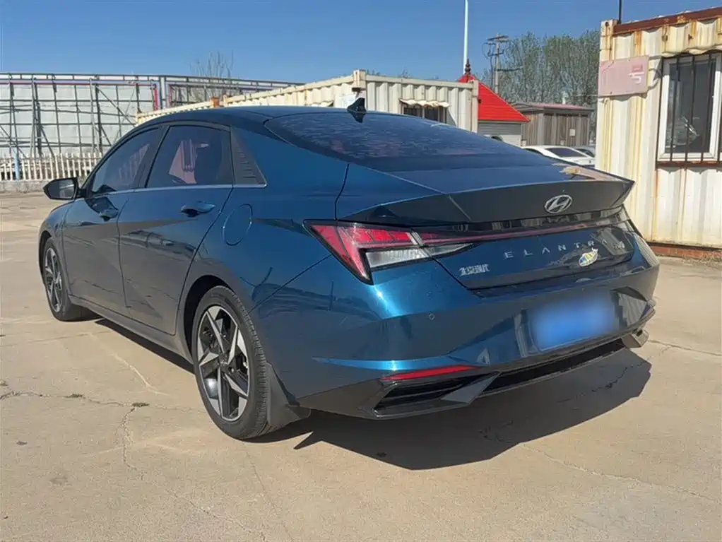 Hyundai Elantra 2021 1.5L CVT LUX Premium Edition фото 14