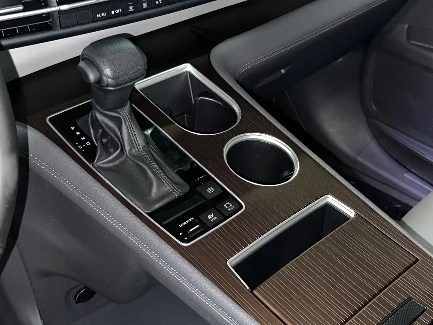 Toyota Granvia 2023 2.5L Hybrid Comfort Edition фото 9