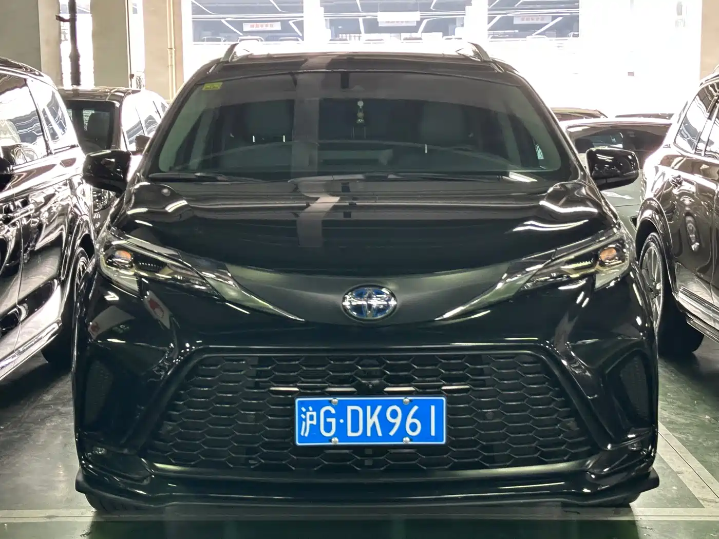 Toyota Granvia 2023 2.5L Hybrid Comfort Edition фото 2