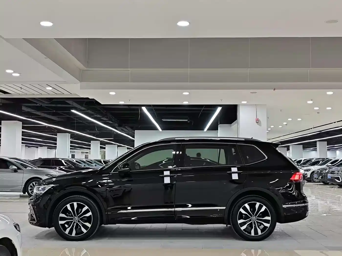 Volkswagen Tiguan L 2023 330TSI Auto 2WD R-Line Premium Edition фото 3