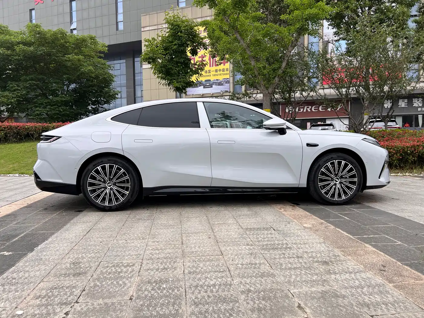 Geely Galaxy Galaxy Xingyao 8 2025 Model 130km EM-i Flagship Edition фото 7