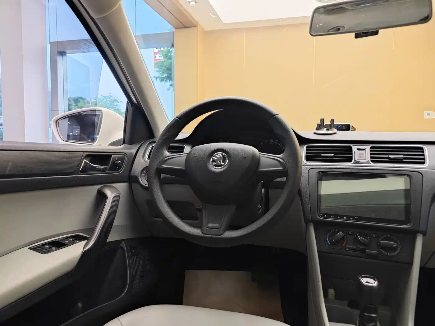 Škoda Rapid 2016 1.6L Automatic Pioneer Edition фото 14