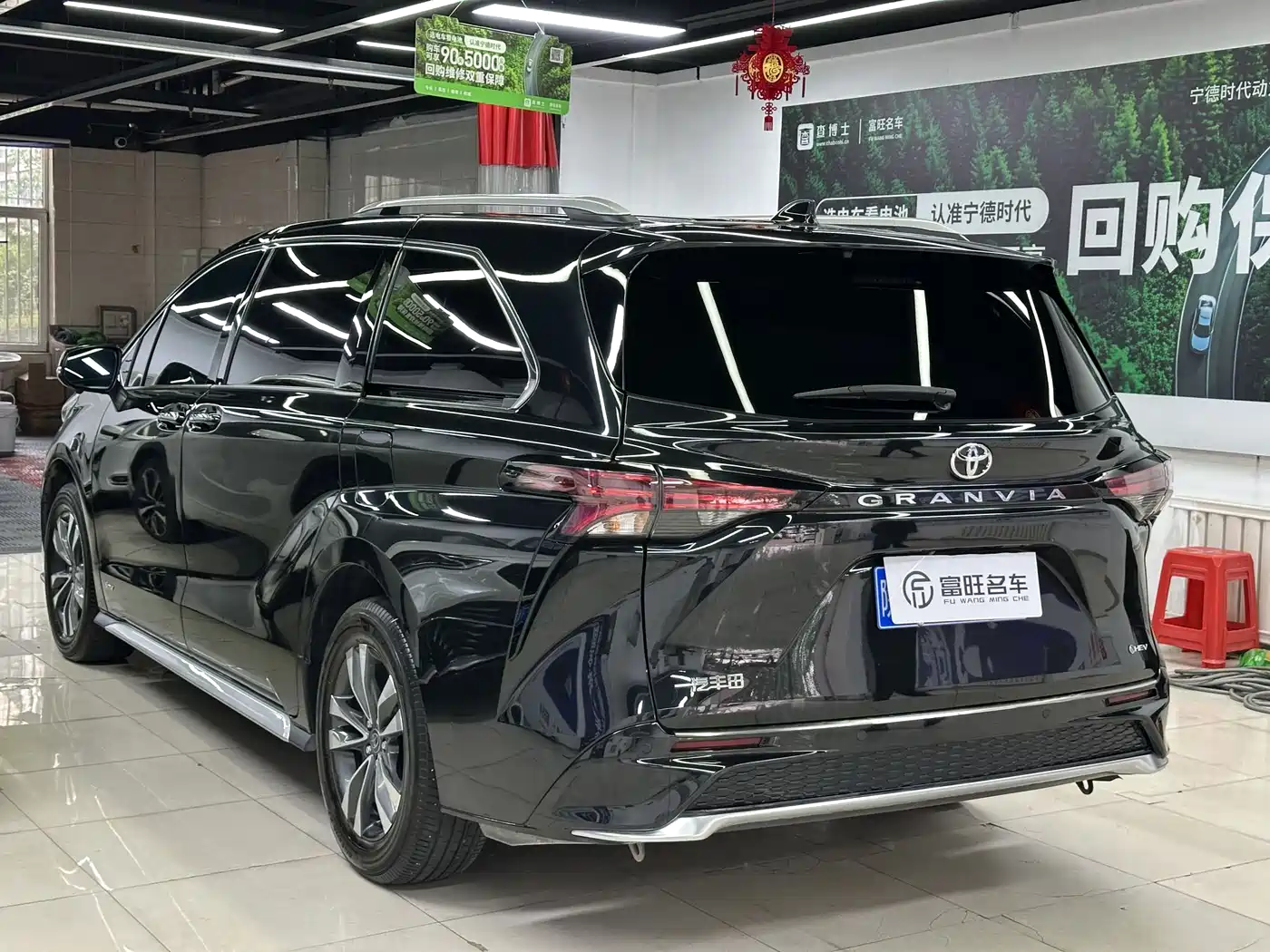 Toyota Granvia 2024 2.5L Hybrid Luxury фото 5