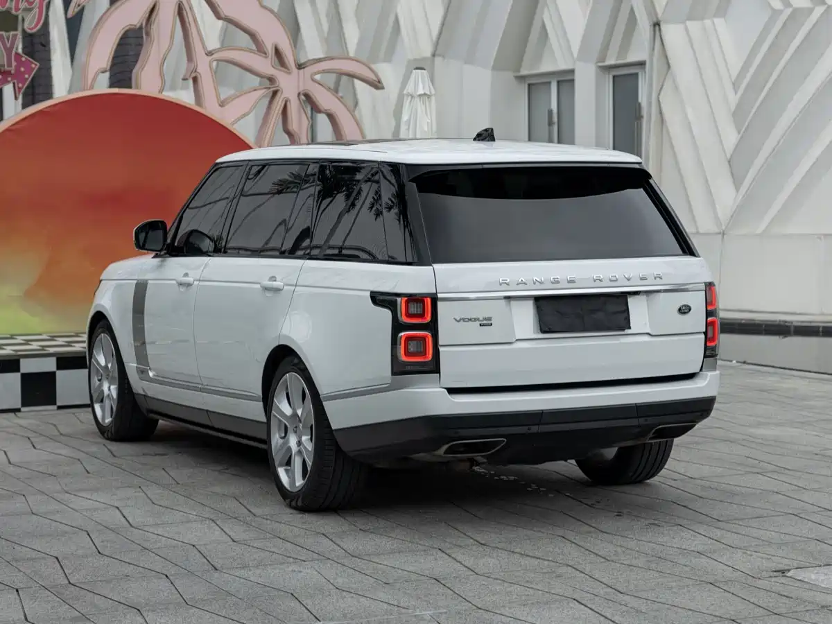 Land Rover Range Rover 2020 3.0 L6 Heritage Extended Edition фото 5