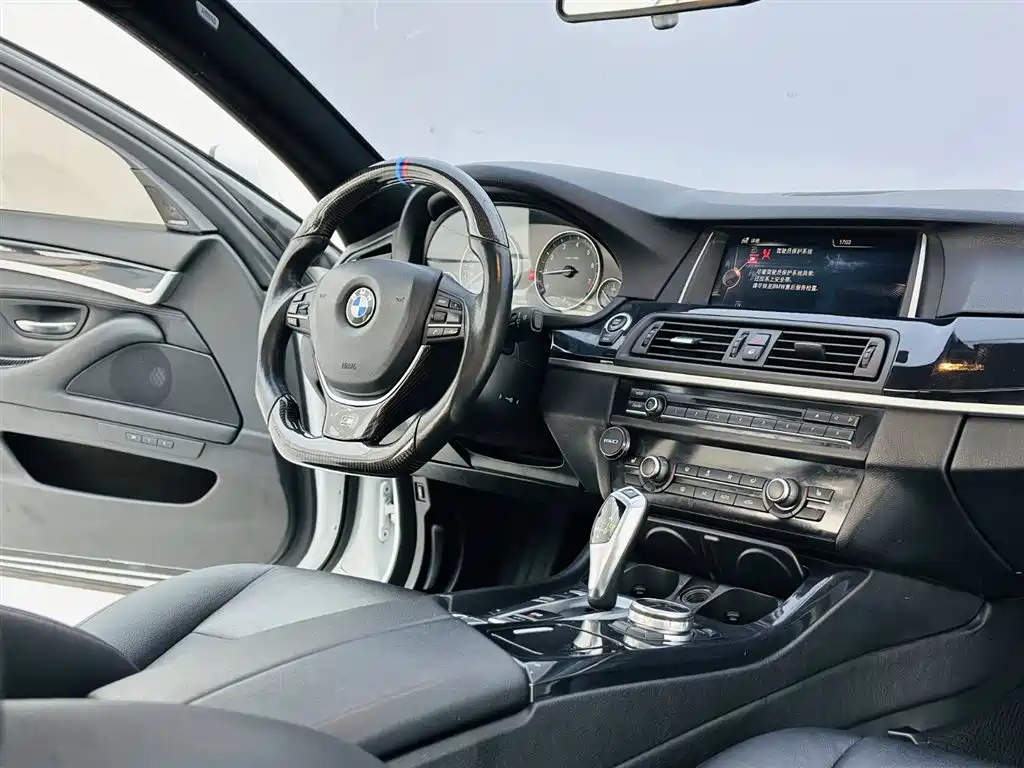 BMW 5 Series 2017 520Li Classic Edition фото 16