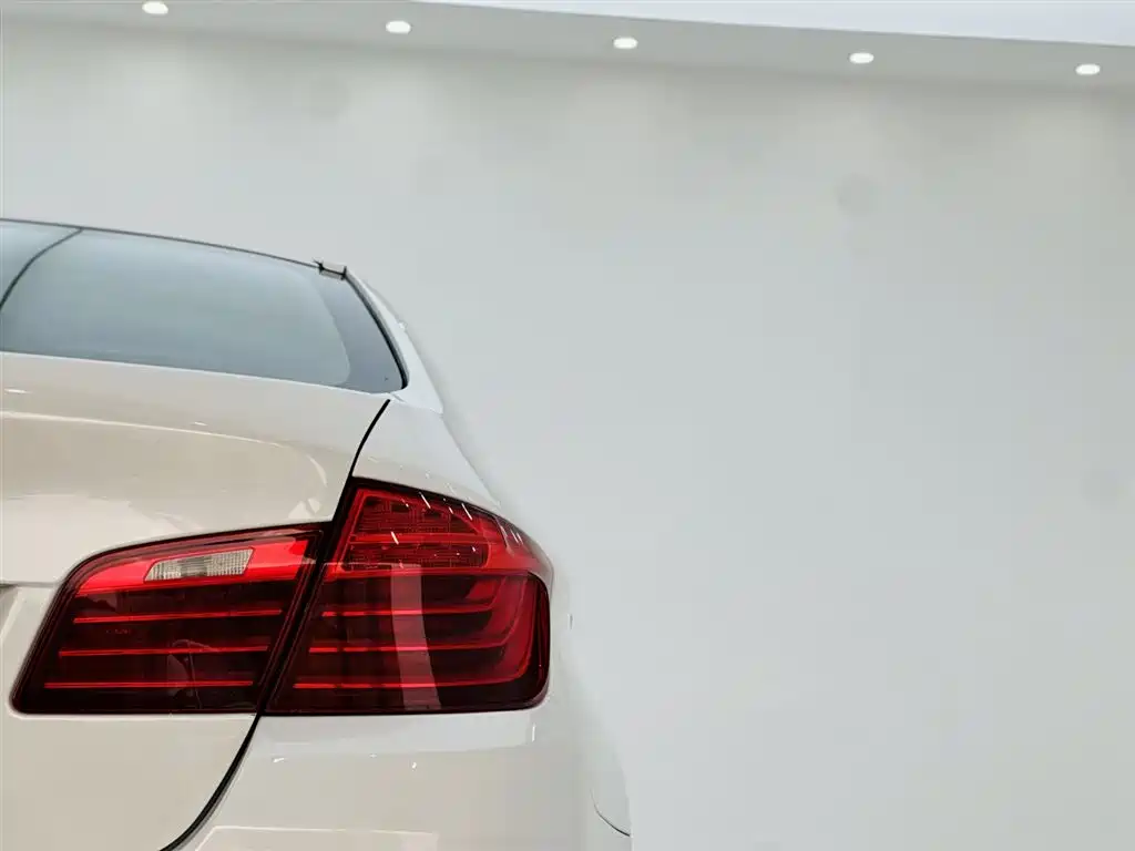 BMW 5 Series 2017 520Li Classic Edition фото 11