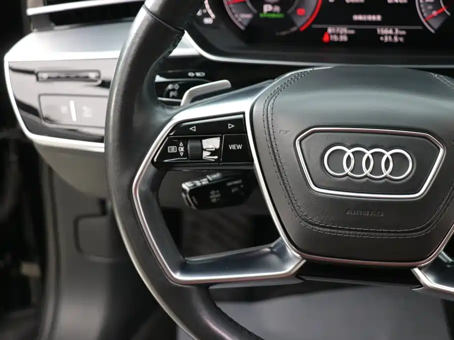 Photo 16 - Audi A8