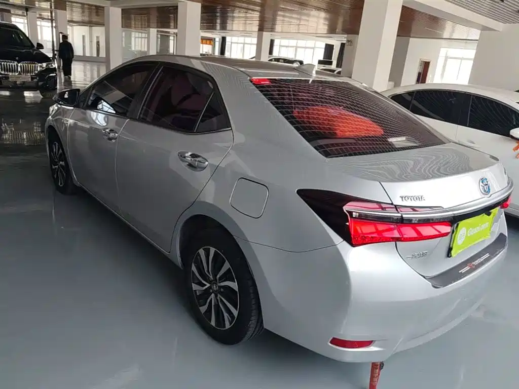 Toyota Corolla 2017 Facelift Hybrid 1.8L E-CVT Leading Edition фото 5