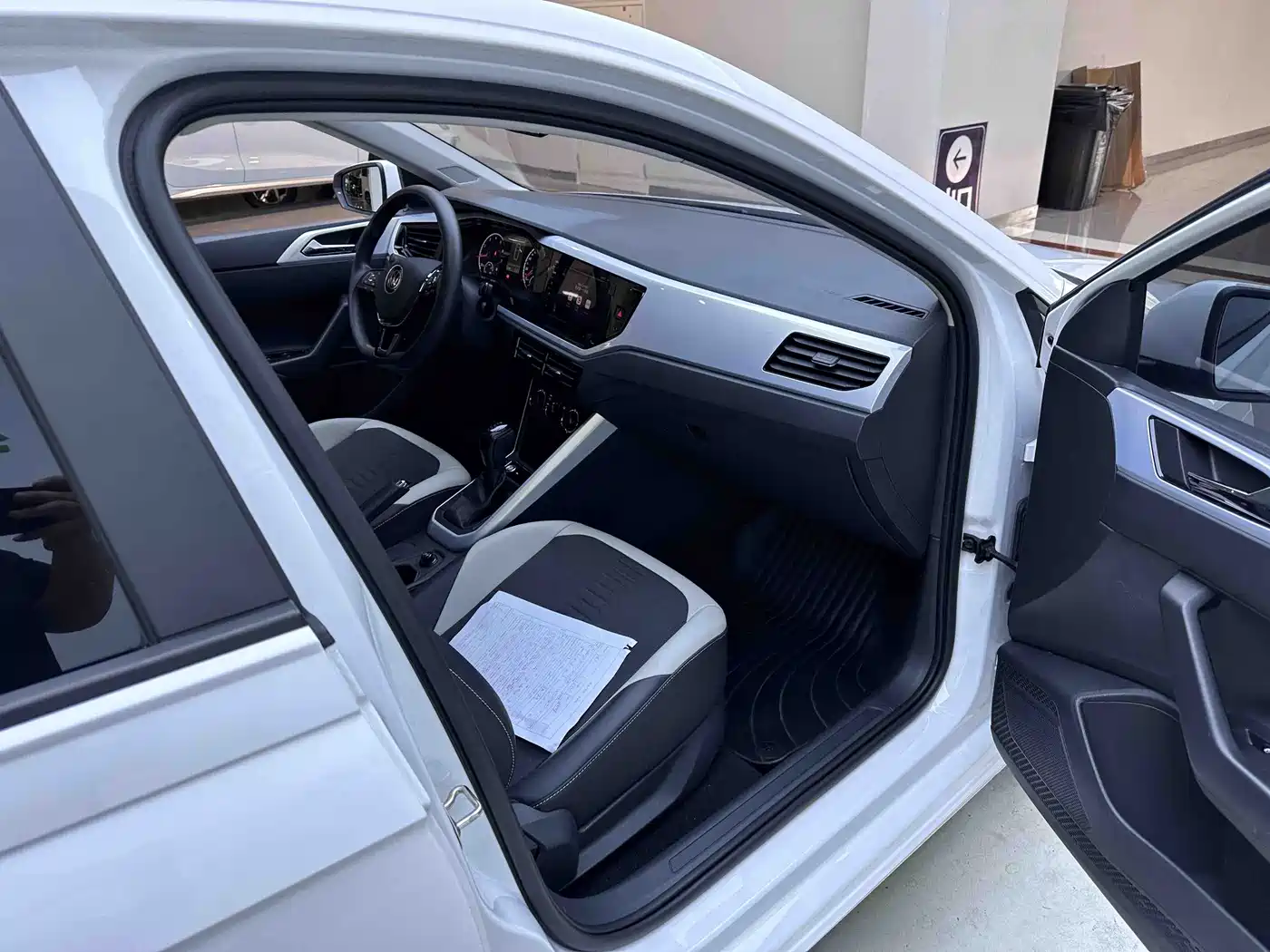 VOLKSWAGEN POLO