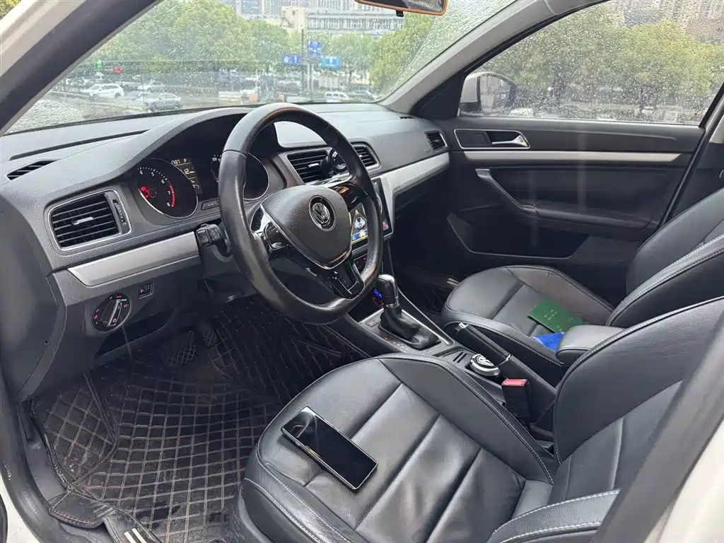 Volkswagen Lavida Tour 2015 1.6L Automatic Comfort Edition фото 9