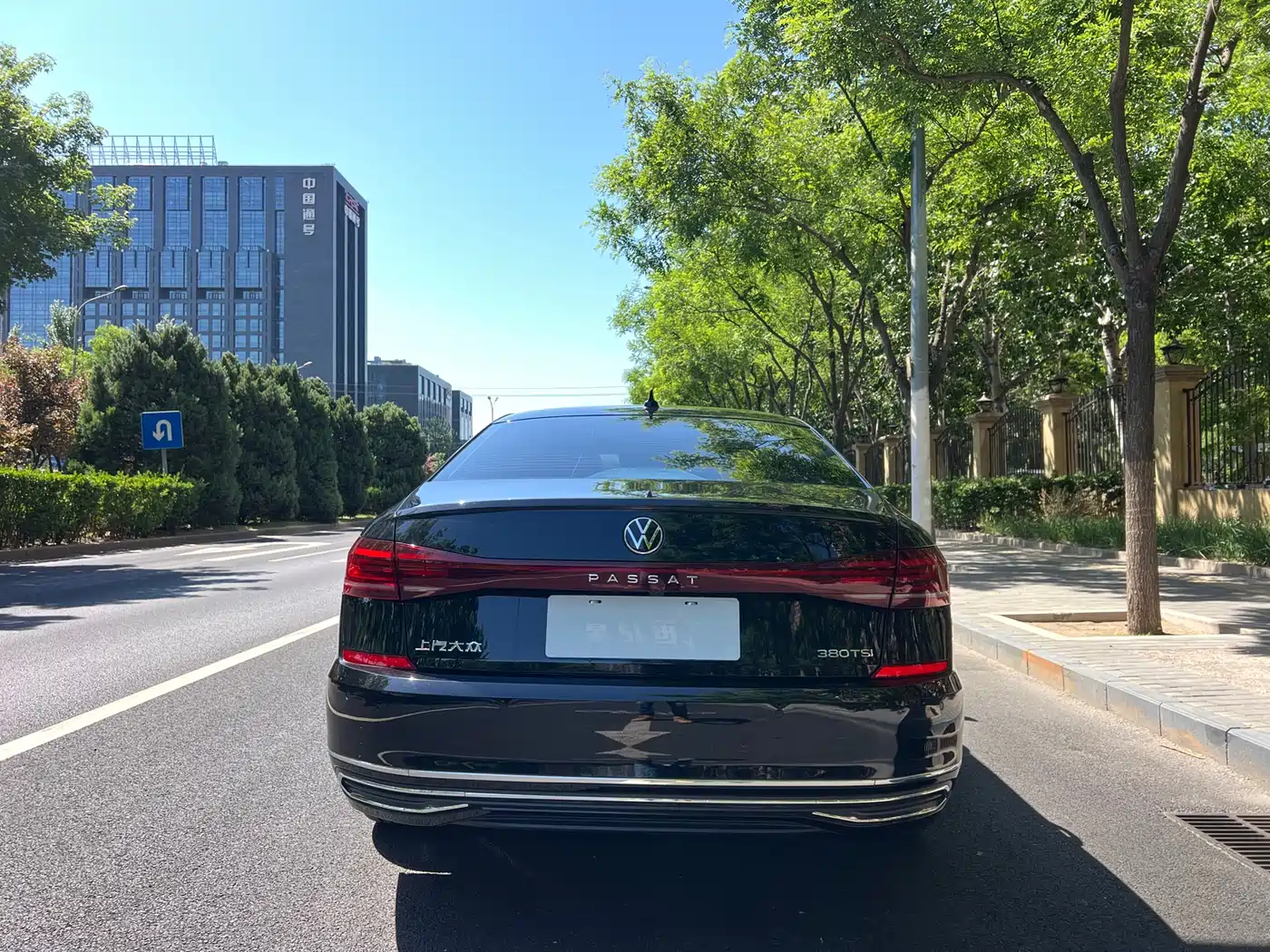 Volkswagen Passat 2024 380TSI Luxury фото 16