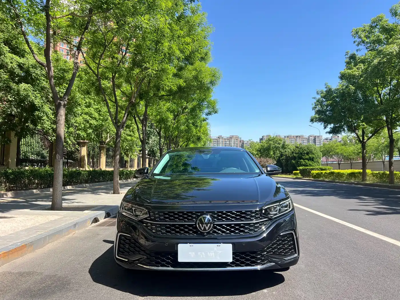 Volkswagen Passat 2024 380TSI Luxury фото 17
