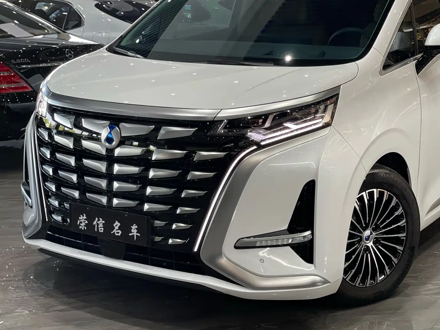 Denza D9 2024 DM-i 980 AWD Prestige фото 11