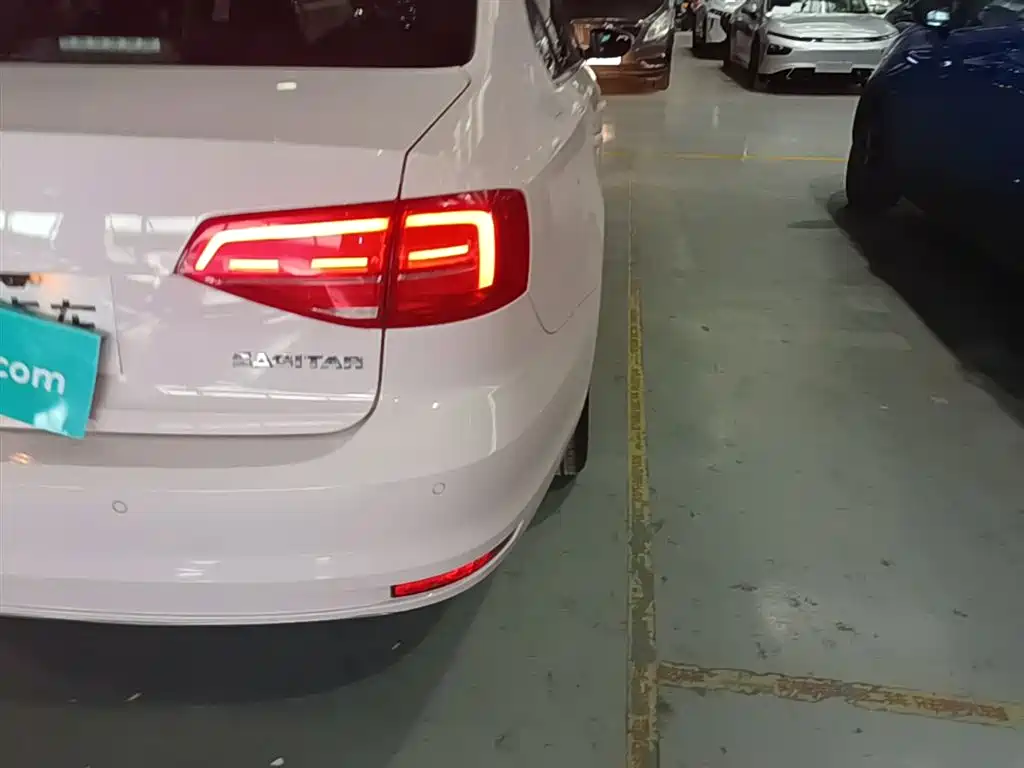 Volkswagen Sagitar 2017 1.6L Automatic Comfort фото 8