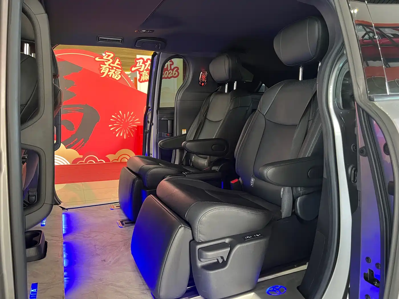 Toyota Sienna 2023 2.5L Hybrid Premium Edition фото 14