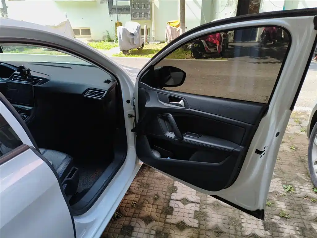 Peugeot 308 2018 1.6L Manual Fashion Edition фото 22