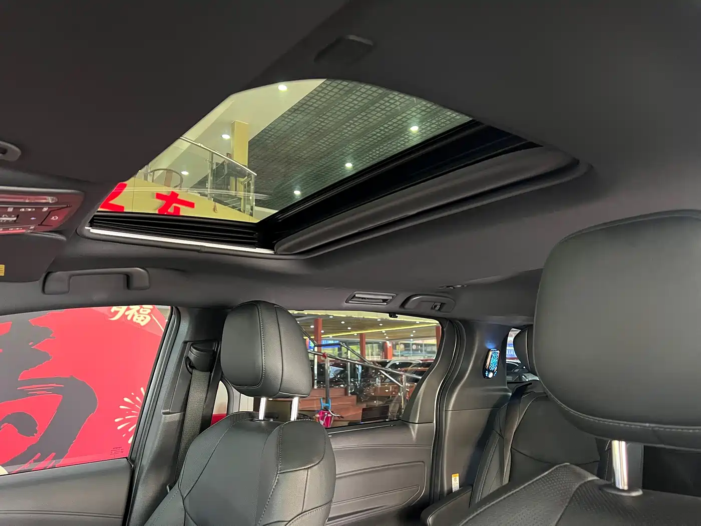Toyota Sienna 2023 2.5L Hybrid Premium Edition фото 13