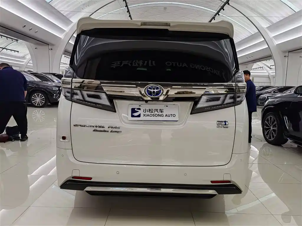 Toyota Vellfire 2021 Crown Hybrid 2.5L HV Supreme Edition фото 3