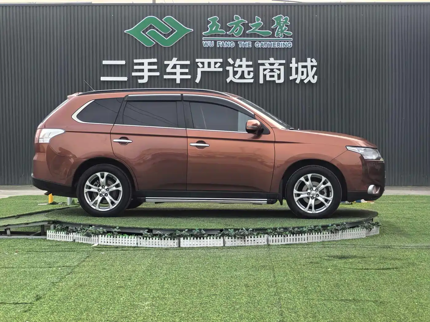 Mitsubishi Outlander (Import) 2014 2.4L 4WD Luxury Value Edition 5-seater фото 4