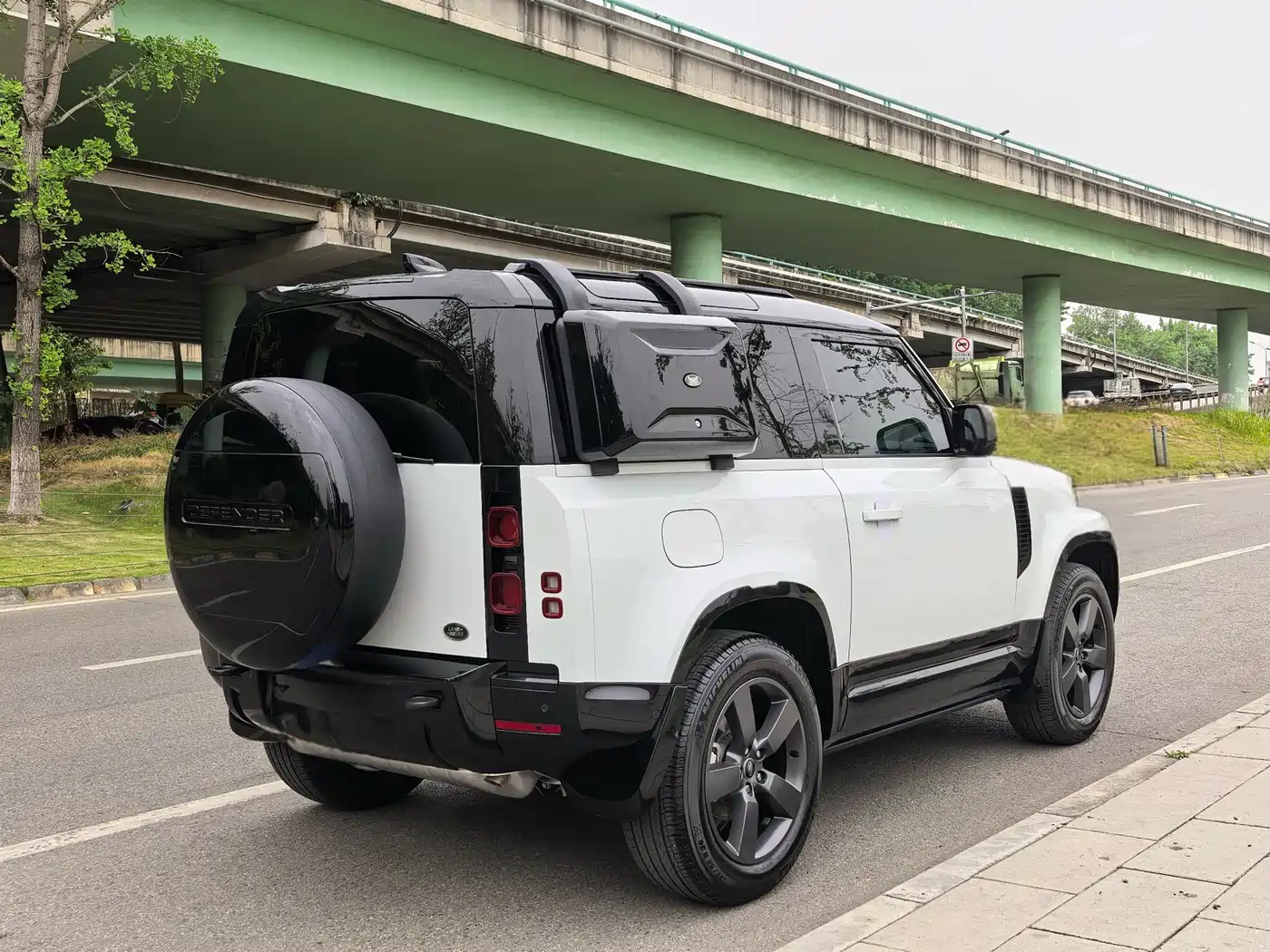 Land Rover Defender 2023 Facelift 90 2.0T P300 X-DYNAMIC HSE фото 13