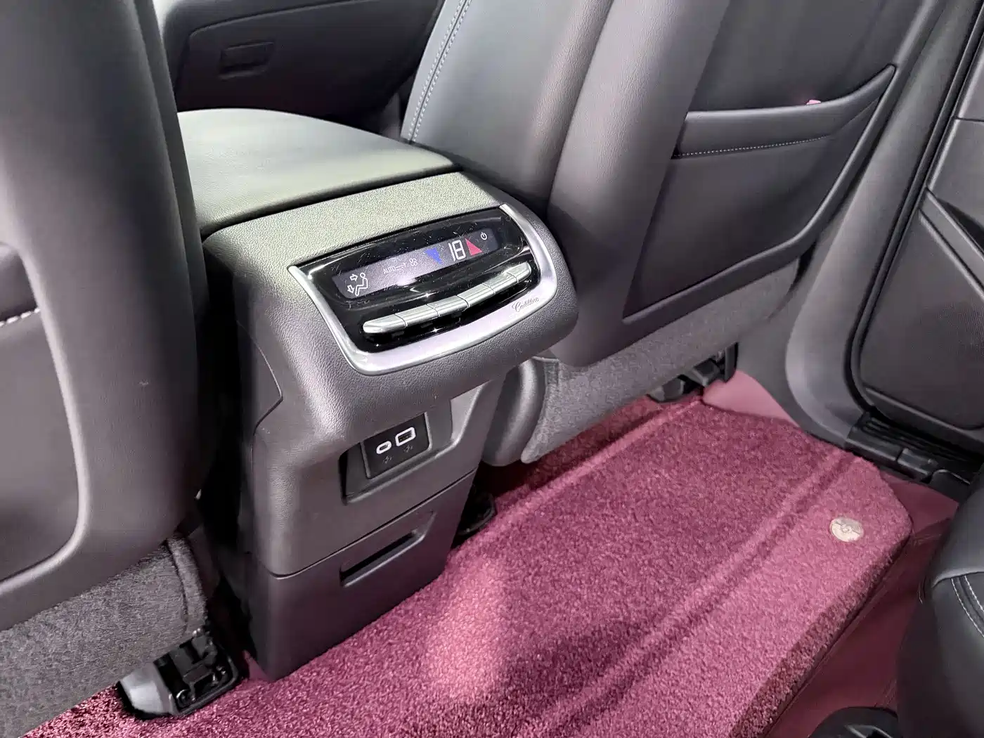 CADILLAC XT6