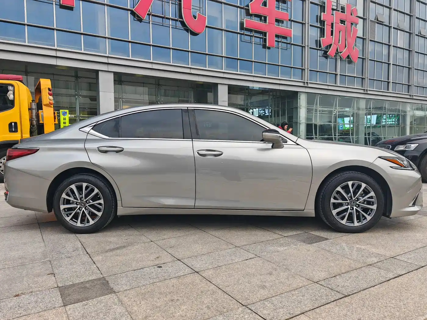 Lexus ES 2023 200 Excellence Edition фото 5